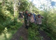 Bhabinkamtibmas dan Warga Marente Tandu Pasien Melewati Akses Jalan Rusak