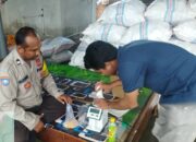 Polsek Gerung Dampingi Bulog Cek Kualitas Jagung Petani di Lombok Barat