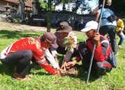 Pererat Silaturahmi, Bhabinkamtibmas dan Warga Desa Sukamaju Kompak Tanam Pohon Buah