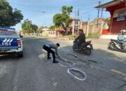 Jelang Natal dan Tahun baru, Polres Dompu Survei dan Tandai Jalan Berlubang Demi Keselamatan Pengendara