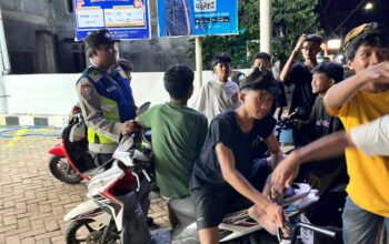 Personel Jaga Polsek Poto Tano Gelar Patroli Bersama Anak Muda Jaga Stabilitas Keamanan