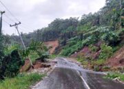 Hujan Deras Picu Longsor dan Banjir di Palembayan, Polri Sigap Evakuasi Warga