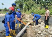 Tim SAR Korpolairud BKO Polda Jabar Bangun Jembatan Sementara di Padang Pariaman, Akses Warga Patamuan Kembali Terhubung