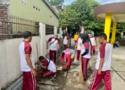 Wujud Kepedulian Polri, Polsek Rasanae Barat Bersihkan Lingkungan Masjid