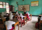 Bhabinkamtibmas Desa Banjar Dampingi Distribusi MBG, Sekaligus Edukasi Hukum dan Tertib Lalu Lintas di SDN Banjar