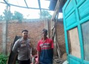 Dua Atap Rumah Warga Terbawa Angin Puting Beliung, Bhabinkamtibmas Polsek Woha Bantu Warga Yang Terdampak