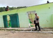 Personel Polsek Donggo, Evakuasi Pohon Tumbang dan Bantu Warga Yang Terdampak Angin Kencang