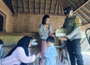 Bhabinkamtibmas Desa Sekongkang Bawah Dampingi Penyaluran Makanan Bergizi Gratis untuk Balita dan Ibu hamil