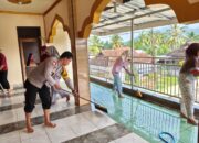 Sambut Ramadan, Bhabinkamtibmas Kalimantong Gotong Royong Bersama Warga di Masjid Darussalam