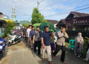 Dekat dan Peduli Dengan Warga Binaan, Bhabinkamtibmas Desa Sekongkang Atas Melayat dan Hadiri Pemakaman