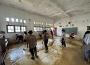 Brimob NTB Bersihkan Sekolah Terdampak Bencana di Aceh Tamiang