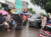 Melalui Patroli Ngabuburit, Polsek Bolo Laksanakan Pemantauan dan Gatur Lalin di Pasar Sore