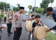 Baru Bertugas, Plh Kapolres Bima Kota AKBP Heriyanto Berbagi Takjil dengan Masyarakat