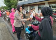 Hadir di Tengah Masyarakat, Kapolres Sumbawa Pimpin Aksi Religi dan Pembagian Takjil di Polsek Alas