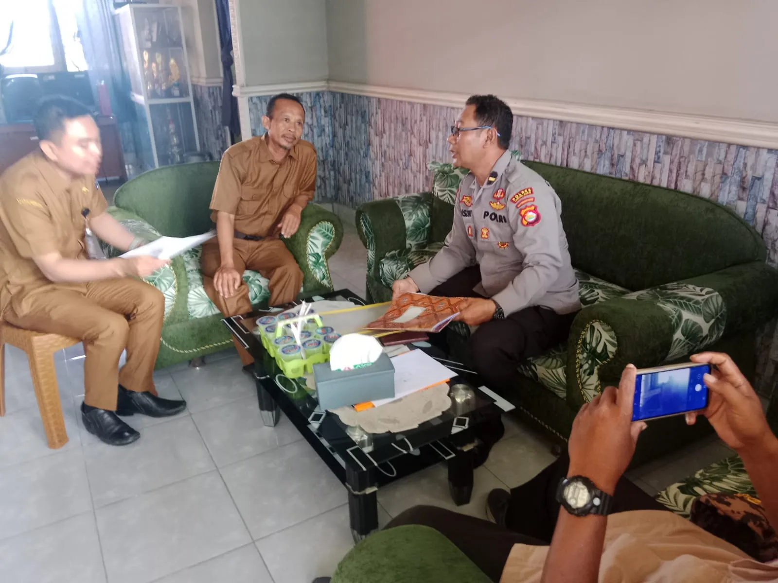 Sat Binmas Polres Lobar Sosialisasi Bahaya Bullying di SMKN 2 Lembar