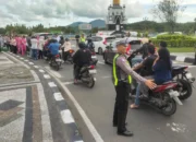 Polres Lombok Barat Bagi Takjil di Bundaran GMS Gerung