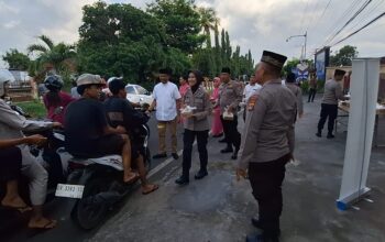 Polres Lombok Timur Bagikan Takjil kepada Masyarakat di Depan Masjid Al-Ishlah