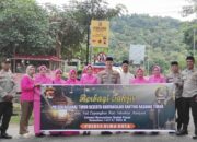 Polsek Rasanae Timur dan Bhayangkari Berbagi Takjil, Sampaikan Imbauan Tertib Lalu Lintas Secara Humanis