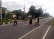 Polsek Lape Laksanakan Giat Strong Point Pagi Guna Pastikan Keamanan Pengguna Jalan