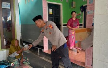 Ditpolairud Polda NTB Bagikan Takjil kepada Nelayan di Pantai Gading Mataram