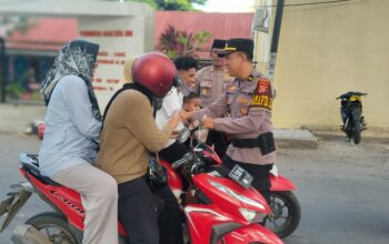 Ramadhan Penuh Kepedulian, Sat Samapta Polres Dompu Turun ke Jalan Berbagi Takjil