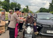 Kapolres Bima Kota Bersama Ketua Bhayangkari Cabang Bima Kota Berbagi Takjil kepada Masyarakat