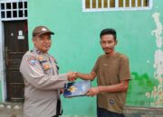 Bhabinkamtibmas Polsek Sanggar Bagikan Perlengkapan Sholat Bagi Warga Binaannya