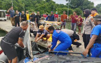 Sat Polairud Polres Sumbawa Evakuasi Jenazah Laki-Laki Tanpa Identitas di Perairan Tanjung Menangis
