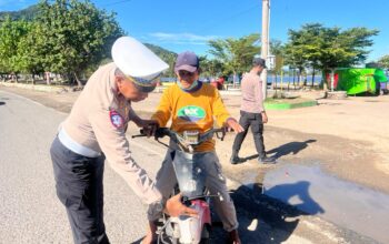 Personel Ops Ketupat Rinjani 2026 Himbau Keselamatan Berlalu Lintas di Pasar Amahami, “Mudik Aman Keluarga Bahagia”
