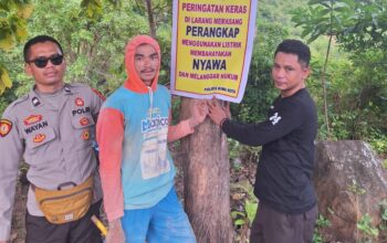 Polsek Langgudu Pasang Baliho Larangan dan Edukasi Bahaya Listrik di Area Pertanian