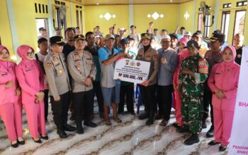 Kapolres Sumbawa Pimpin Penyerahan Bansos dan Tinjau Langsung Lokasi Kebakaran di Desa Kalimango