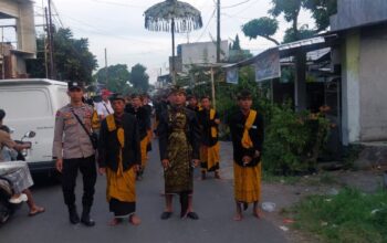 Bhabinkamtibmas Kawal Adat Nyongkolan di Terara, Pastikan Lalu Lintas Tetap Lancar