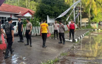 Aksi Cepat Polsek Batulayar Evakuasi Pengendara dan Pantau Luapan Sungai Saat Banjir Melanda