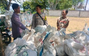 Bhabinkamtibmas Desa Ekas Buana Monitoring Panen Jagung Warga di Jerowaru