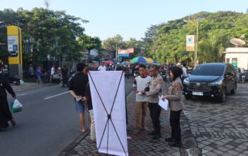 Polres Lombok Tengah Sosialisasikan Penerimaan Anggota Polri TA 2026 di Jalan Raya Masjid Agung Praya
