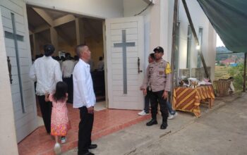 Bhabinkamtibmas Polsek Donggo Laksanakan Pengamanan Ibadah Kamis Putih di Gereja Santo Paulus