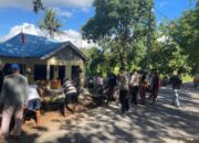 Pererat Sinergi, Polsek Sape Bersama Warga Bangun Pagar Pospol Lamere