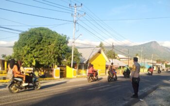 Prioritaskan Keselamatan Anak Sekolah, Personel Polsek Plampang Gelar Giat ‘Strong Point’ Pagi