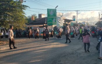 Meriahkan Hultah Ke-30 Ponpes NW Padasuka, Polsek Lunyuk Kawal Pawai Alegoris Ribuan Santri