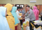 Kapolda NTB dan Ketua Bhayangkari Salurkan Sembako di SPN Polda NTB