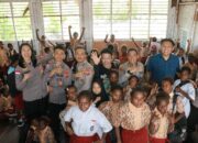 Hadirkan Keceriaan dan Edukasi Bagi Siswa, Satgas Damai Cartenz Gelar Bakti Sosial di SD Negeri Pomako 1