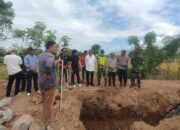 Sinergi Polri Sukseskan Program Pemerintah, Kapolsek Bolo Hadiri Peletakan Batu Pertama KDKMP Desa Nggembe