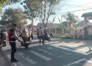 Hadir di Jam Rawan Pagi.dan Rawan Siang Polsek Woha Lakukan Pengaturan Arus Lalulintas di Depan SMAN I Woha