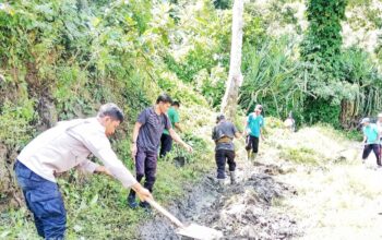 Bhabinkamtibmas Polres Bima Kota Bersama Warga Bersih-Bersih Jalan Lintas Desa