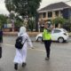 Polsek Rasanae Barat Laksanakan Rawan Pagi, Bantu Pelajar Menyeberang Jalan