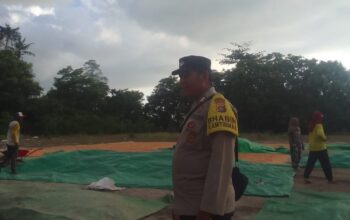 Bhabinkamtibmas Polsek Kilo Pantau Penjemuran Jagung Warga, Dukung Ketahanan Pangan Nasional