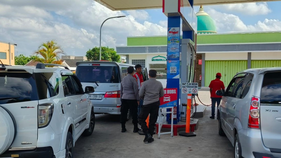 Polsek Labuapi Pantau SPBU Pastikan Distribusi BBM Aman