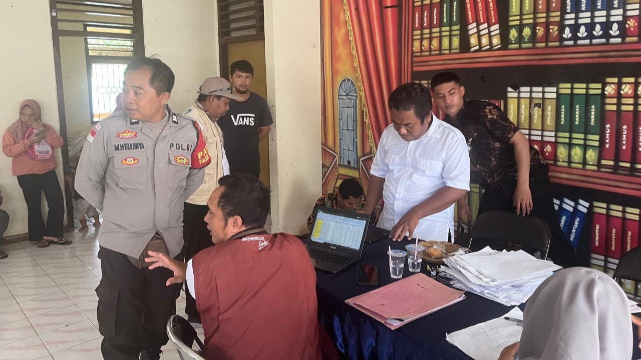 Polsek Sekotong Pantau Pembagian Kartu Keluarga Sejahtera