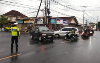 Polsek Batulayar Atur Lalu Lintas di Simpang 3 Montong