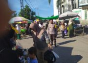 Bhabinkamtibmas Desa Surabaya Laksanakan Pengamanan Pasar Senin dan Pengaturan Arus Lalu Lintas